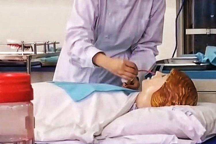 插入单侧鼻导管图