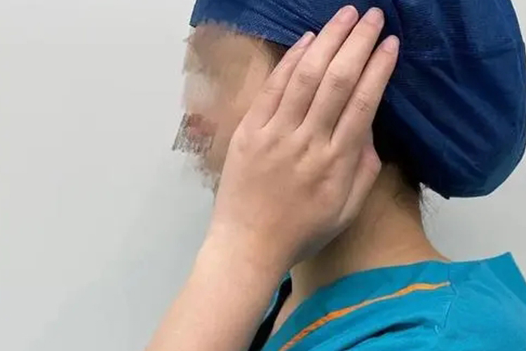 患肢摸同侧耳图 患肢摸同侧耳图