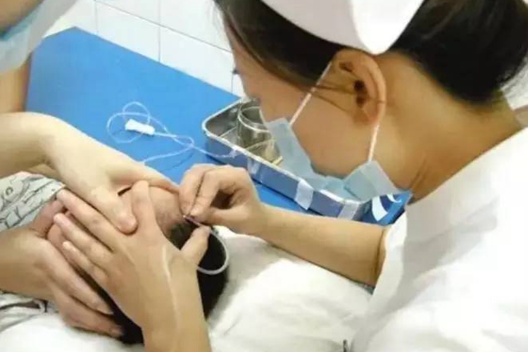 头皮静脉输液手法图