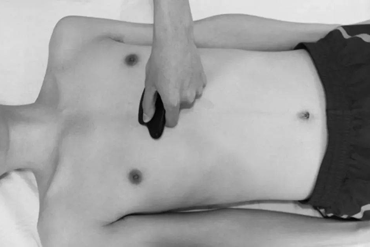 刮痧板角刮示意图