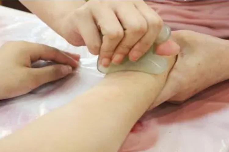 手腕刮痧示意图