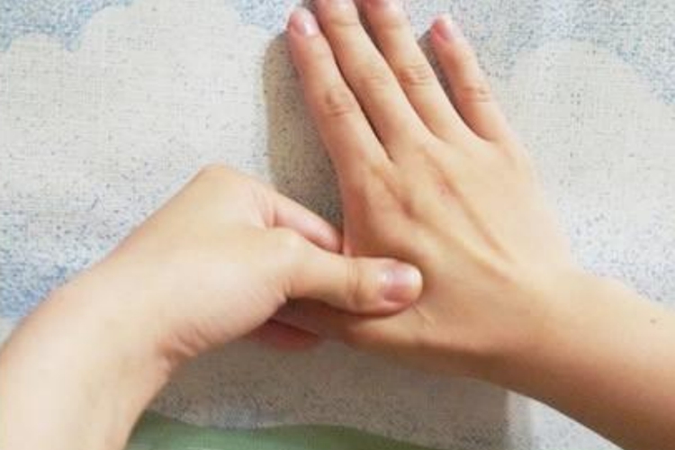 掐虎口正确方式图