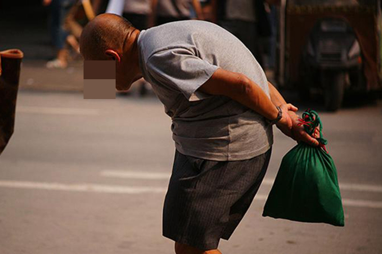 驼背老人图 驼背老人图