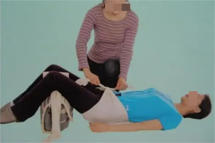 骨盆骨折三角巾固定图 骨盆骨折三角巾固定图